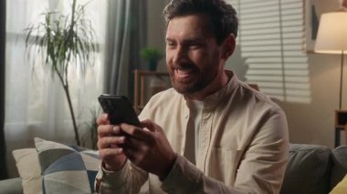 Kızgın beyaz adam, erkek işadamı sinirli cep telefonu uygulaması, düşük internet mesajı, hayal kırıklığına uğramış, sinirli, sinirli, sinirli, akıllı telefon reddedilmesi.