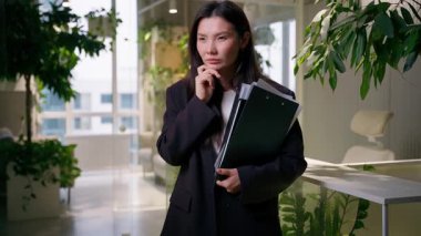 Düşünceli Asyalı iş kadını. Düşünen bir iş kadını. Düşünen bir iş kadını. Düşünen bir iş kadını.