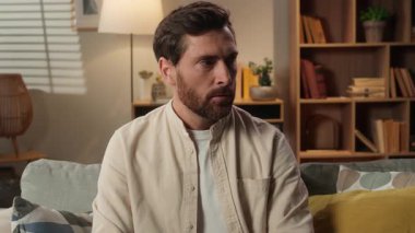 Çılgın erkek ev sahibi stresli kanepe sorunu negatif duygular kızgın öfkeli çığlık Kafkasyalı iş adamı çığlık çığlığa bağırıyor kamera karşısında öfkeli ifade çatışması evi