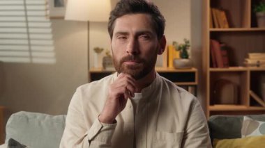 Düşünen yetişkin bir iş adamı beyaz erkek ev sahibi rüya gibi bir çene üzerinde el ele tutuşmayı düşünmeli düşünmeli düşünmeli düşünmeli düşünmeli düşünmeli düşünmeli düşünmeli düşünmeli düşünmeli düşünmeli düşünmeli düşünmeli düşünmeli düşünmeli düşünmeli düşünmeli düşünmeli düşünmeli düşünmeli düşünmeli düşünmeli düşünmeli düşünmeli