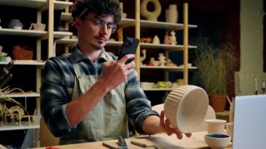 Adam çömlekçi adam cep telefonu fotoğraf seramiği Kafkas erkek sanat heykeltraşı küçük işletme sahibi satıcı çömlek dekorasyonu taş kaplama eşya tasarımı çevrimiçi el işi blog satışı