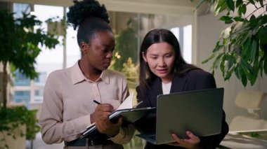 Afrikalı Asyalı iş kadınları, iş arkadaşları, iş arkadaşları, çok ırklı iş kadınları, ofis işleri, dizüstü bilgisayar projeleri, not defterleri, Çinli Koreli Amerikalı iş arkadaşları, iki kadın yönetici, şirket işleri.