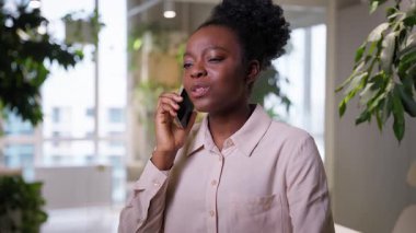 İş kadını Afrikalı Amerikalı iş kadını cep telefonuyla konuşuyor anlaşmazlık tartışıyor kızgın üzgün üzgün kadın ofis problemleri tartışıyor tartışma akıllı telefon olumsuz sohbet rahatsız