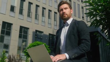 Orta yaşlı, olgun iş adamı erkek işadamı. Laptop kullanan, düşünceli, düşünceli, düşünceli, sorunlu, sorunlu, sorunlu, online iş verileri ofis dışında tereddüt ediyor.