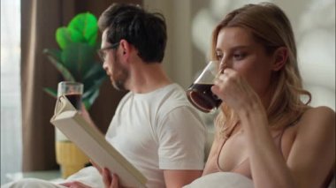 Mutlu Kafkasyalı evli çift, yatak arkadaşlarında rahatla, sabah koca, kahve iç, kahkaha at, yatak odasında konuş, kitap yazarı adamın dizüstü bilgisayar rutinini kullanarak keyfini çıkar.