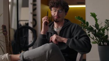 Mutlu İspanyol adam telefonuna cevap veriyor. Cep telefonu bağlantısını kullanıyor. Konuşan cep telefonu, uzaktan konuşma, gülümseyen adam.