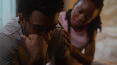 Aile ilişkileri destek oluyor. Ağlayan Afrikalı Amerikalı üzgün koca yatakta acı çekiyor. İktidarsız bir kadın.