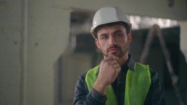 Düşünceli Kafkasyalı ustabaşı inşaat müteahhitliği tefekkürlerini düşünürken teknisyen şaşırdı. Erkek elektrikçi, çözüm geliştirme projesi sorununu mimar beyin fırtınası olarak düşündü.