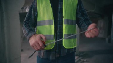 Kafkasyalı tamirci, tamirci, mimar, güvenlik kasketi takan elektrikçi, ölçü aletleri planlamacısı, tamirci, tamirci.