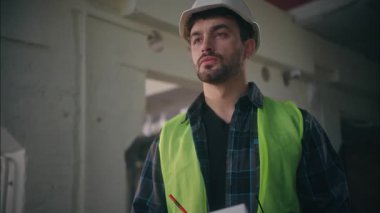 Düşünceli Kafkasyalı ustabaşı, mimar, tamirci, tamirci, sanayi projesini kontrol eden işçi, not defteri teknisyeni taslak işi yapmayı düşünüyor.