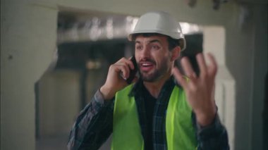 Sinirli Kafkasyalı ustabaşı inşaat mühendisi mühendisi mühendis erkek bağırıyor cep telefonu görüşmeleri tartışıyor çılgın teknisyen çalışma sorunu yaratmaktan şikayet ediyor.