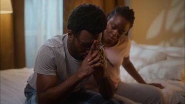 Afro-Amerikan aile çatışması çözümü karı özür diliyor üzgün koca çifti rahatlatıyor tartışmadan sonra özür diliyor af diliyor aşk ilişkisi psikolojisi sorgulanıyor evde yatak odasında akşam vakti