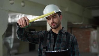 Kafkas adam müfettişi, cetvel inşaatı profesyonel tamirat müteahhiti inşaat mühendisi inşaat mühendisi inşaat mühendisi, ustabaşı elinde mezura şeridi tutarak ölçü yazma ölçümü yazıyor.