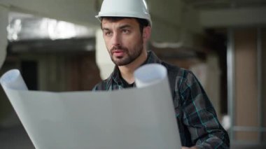 İnşaat mühendisi inşaat planlamacısı inşaat mühendisi inşaat müfettişi erkek teknisyen inşaat müteahhidi elektrik taslak endüstrisini kontrol eden bir tamirci.