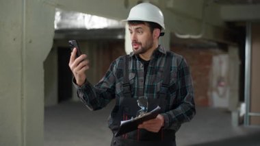 Stresli Kafkasyalı adam inşaat mühendisi konuşuyor cep telefonu sorunu inşaat planı üzgün erkek mimar ustabaşı iş tamircisi konuşan akıllı telefon tamircisini hayal kırıklığına uğrattı