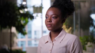 Afrikalı Amerikalı iş kadını şok etkisi yarattı. İş kadını ağzını açtı. Heyecan verici haberler. Etnik kız menajer, iş verenler şok edici duygu ifadeleri.