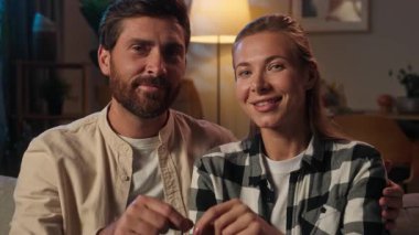 Mutlu aile portresi Akşamları Kafkasyalı çift ev sahipleri yeni ev sahipleri daire satın alıyorlar gülümseyen adam karı koca gayrimenkul ev taşınıyor kira kredisi bankası kredisi