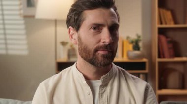 Neşeli beyaz adam, neşeli, mutlu, yetişkin sakallı erkek portresi, hafta sonu kiracı, blogcu iş adamı, kamera flörtüne bakıyor, bir göz kırpıyor, duygusal, mutlu, dişlek gülümseme.