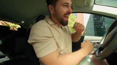 Gülen mutlu, kaygısız, beyaz çift, kadın, kız, erkek, erkek, erkek, arabada dans eden, müzik dinleyen, rahatlatıcı araba çalan, araba kiralayan, araba kiralayan.