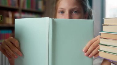 Umutsuzluğa kapılmış Kafkasyalı küçük kız öğrenci öğrenci öğrenci öğrenci edebiyat okuyor sınıf masasında oturuyor ödevler kütüphanede aşırı çalışıyor.