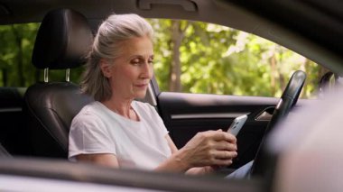 Neşeli, Kafkasyalı, olgun, olgun bir kadın mutlu, yaşlı, bayan, alıcı, araba sahibi, kiralık, cep telefonu kullanan, akıllı telefon kullanan, araba içinde konuşan, yaşlı, yaşlı bir kadın.