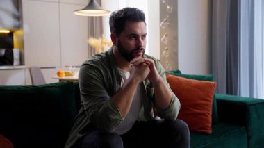 Gergin, düşünceli, Kafkasyalı iş adamı, erkek, müşteri, ev sahibi, ev sahibi, el ele tutuşmuş kanepe, derin, zor düşünceler, zihinsel sağlık sorunları, ev sahibi, oturma odası.