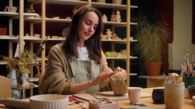 Gülümseyen Kafkas kadın heykeltıraş kadın heykeltraş kadın çömlekçi tasarımcı stüdyo küçük işletme sahibi dekoratör çömlek atölyesi kil atölyesi el işi el yapımı el yapımı el işi hobisi.