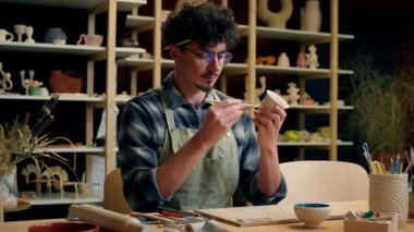 Ressam adam heykeltıraş Kafkas erkek sanat tasarımcısı dekoratör kil seramik boyası el yapımı boya çanağı tasarımı sanat eseri hobisi akvaryum çömlek atölyesi hobisi