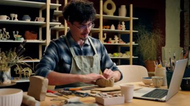 Beyaz tenli çömlekçi sanatçı kil modelleme taş seramik seramik çanak dekorasyon el yapımı el işi el işi el işi el işi heykeltraş öğretmen online ana sınıf dizüstü bilgisayar videosu çalışma rehberi