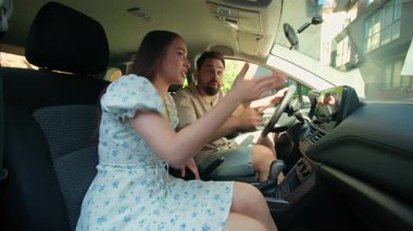 Gergin Kafkasyalı çift çatışmaya girdi. Kadın kadın karısı bağırarak yön gösterdi. Kızgın erkek koca araba şoförüyle tartıştılar.