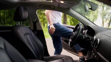 Yaşlı, beyaz, olgun, yaşlı kadın, yaşlı kadın, yaşlı kadın, araba şoförü, araç kapısını açıyor, içeride oturuyor, emniyet kemerini takıyor, emniyet kemerini takıyor, kaza önleme, rahatlık koruma önlemlerini alıyor.