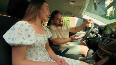 Beyaz bir aile birlikte taşınıyor. Yeni bir daire satın alıyorlar. Erkek arkadaş ev anahtarlarını gösteriyor. Kiralık ev satın alıyorlar.