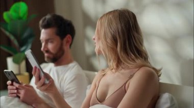 Bağımlı Kafkas aile çifti yatak odasındaki cep telefonlarını daktilo ediyor. Bağımlı çift zımbırtısı sorunu ayrı koca sosyal medya ağındaki kadın internet uygulaması kullanıyor. Karısını ihmal eden adam kullanıyor.
