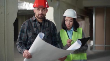 Çok ırklı müteahhitler iş teftişi planlama müfettişi Kafkas ustabaşının Asya kadın endüstrisi inşaat denetim listesindeki sorunları göstermesinden korkuyor