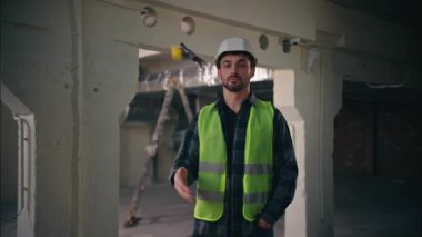 İnşaat teknisyeninde çekiç tutan Kafkasyalı ciddi bir inşaatçı. Tamirat için alet edevat teknisyeni.