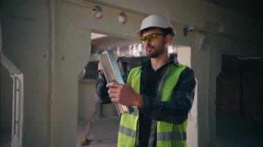 İnşaatta metal parçaları tamir eden düşünceli Kafkas müteahhiti işçi işçi anahtarı tutan tesisatçı metal işçisi çözüm tamircisi sağlam güvenlik onarım takviyesi yapıyor.