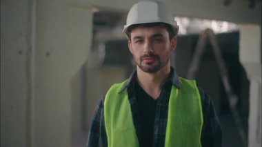 Tatmin olmuş Kafkasyalı adam inşaat işçisi denetçisi onaylayan inşaatçı olumlu işaret veren erkek mimar anlaşmalı elektrikçi geribildirim müfettişi işini destekliyor.