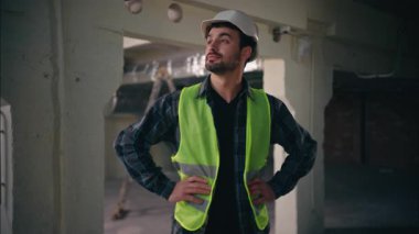 İnşaat işlerinde el ele tutuşan mutlu beyaz adam. Mimar, teknisyen. Elektrikçi erkek memnun, neşeli müteahhit.