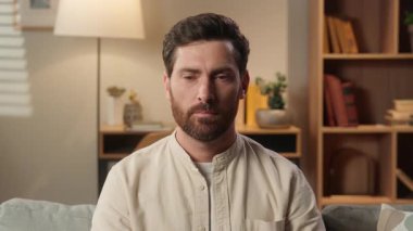 Düşünceli, sakin, orta yaşlı, beyaz, erkek, ev sahibi, kiracı, iş adamı. Oturma odasında, koltukta rahatla. Düşünceli, düşünceli, ev kredisi ev kredisi, sağlık sigortası.