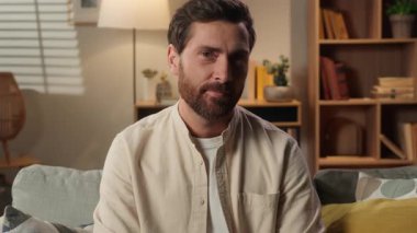 Gülümseyen adam, ev sahibi, evinde kameraya bakan neşeli iş adamına bakıyor. İyi seçim. Mutlu, mutlu, dişlek, gülümseyen, 30 'lu yaşlarda, erkek, kiracı, ipotekli sağlık sigortası.