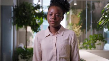 Memnun olmayan iş kadını Afrikalı Amerikalı iş kadını öğrenci kameraya bakıp başını sallıyor. Reddetmiyor olumsuz pozisyon. Şirketin tatminsiz iş yerinde etnik işvereni reddediyor.