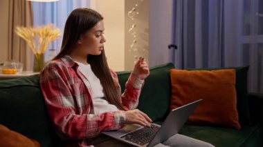 Kanepede oturan beyaz bir kadın kod kart bankacılığı, kredi kartı ödeme mağazası internet üzerinden alışveriş, memnun bayan müşteri teslimat bankası ödeme, internet para bilgisayarı