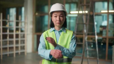 İnşaat mimarlığı yapan Çinli kadın müteahhit inşaat mühendisi el sıkışarak kafa salladı Asyalı Koreli Japon kız müfettiş kontrolünde mühendislik imalatı.