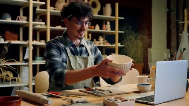 Potter adam heykeltraş konuşuyor video konferansı online master sınıfı heykel çanak çömlek seramikleri el işi çanak çömlek modelleme beyaz erkek adam tasarımcı
