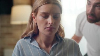 Kafkasyalı aile kavgası evli çift evde kızgın adam bağırıyor şiddet yanlısı erkek arkadaş tartışıyor kız arkadaşı strese sokan kadın ayrılık acısı çekiyor baş ağrısı zorluğu çekiyor