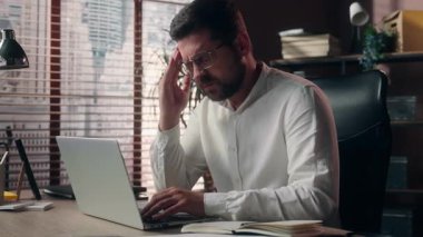 Stresli Kafkasyalı iş adamı ofis ajanı lideri kötü baş ağrısı çekiyor. Hasta çalışanı yaraladı. Ağrı kesici, aşırı çalışan, migren hastası.