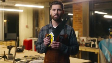 Ağaç ustası, testereli testereyi gösteren mutlu beyaz adam gülümseyen marangoz, elinde marangoz, marangoz, el işi tamir ustası, marangoz, marangoz, marangoz.