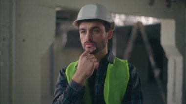Düşünceli beyaz adam, inşaat işlerinde çalışan elektrikçi erkek müteahhit, teknisyen tamirci, düşünce müteahhitleri araştırmasında kayboldu.