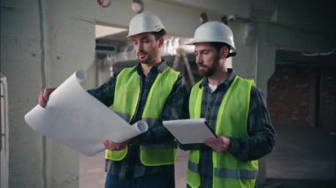 Profesyonel Kafkasyalılar, ellerinde inşaat alanında kağıt planları, mühendisler, elektrikçiler, iş arkadaşları üretmeyi planlayan mekanik teknisyenleri hazırlıyorlar.