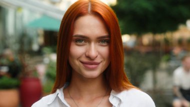 Güzel, çekici, beyaz, turist kız, turist, iş kadını, şehir dışında, sağlıklı kadın, doğal makyaj modeli. Kameraya bakıyor, neşeli, dişlek, güler yüzlü, gezici, açık hava seyahatine çıkıyor.